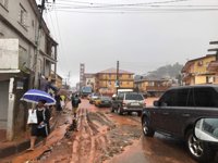 Miles de personas reciben ayuda alimentaria en Sierra Leona tras la tragedia de Freetown