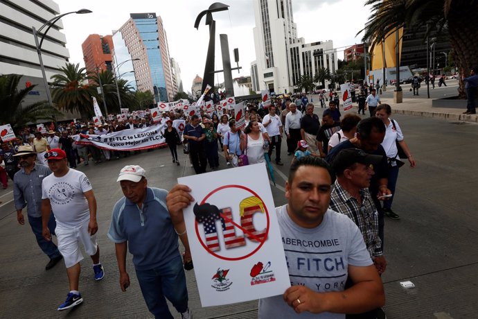 Manifestantes en contra del TLCAN salen a la calle en México. 