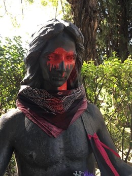 Pintadas en la escultura de la tumba de Lola y Antonio Flores