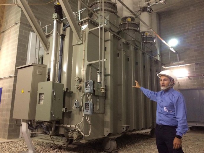 Joan Martí, junto al nuevo transformador