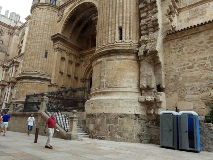 Urinario instalado junto a la catedral de málaga feria polémica retirado 2017