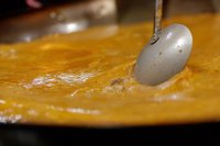 Las familias españolas prefieren los guisos a la hora del almuerzo y la plancha en la cena