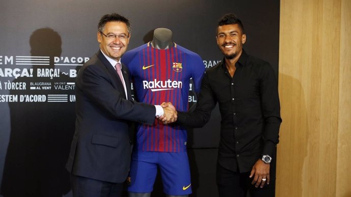 Josep Maria Bartomeu da la bienvenida a Paulinho