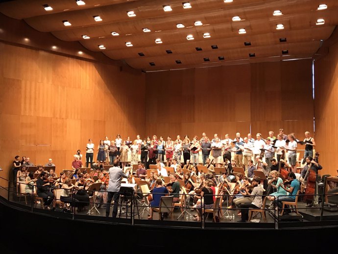 Ensayo de Hengelbrock dirigiendo el Balthasar Neumann- Ensemble, Coro y Solistas