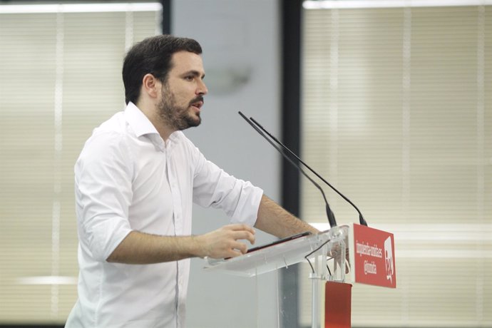 El coordinador federal de Izquierda Unida, Alberto Garzón, atiende a los medios