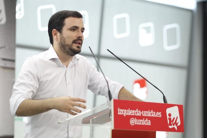El coordinador federal de Izquierda Unida, Alberto Garzón, atiende a los medios