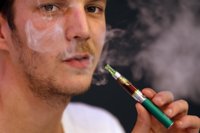 Utilizar cigarrillos electrónicos puede ayudar a dejar de fumar