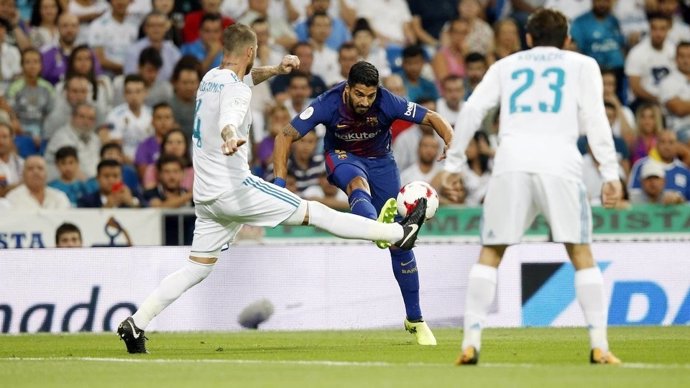 Luis Suárez y Sergio Ramos en el Clásico entre Real Madrid y Barcelona
