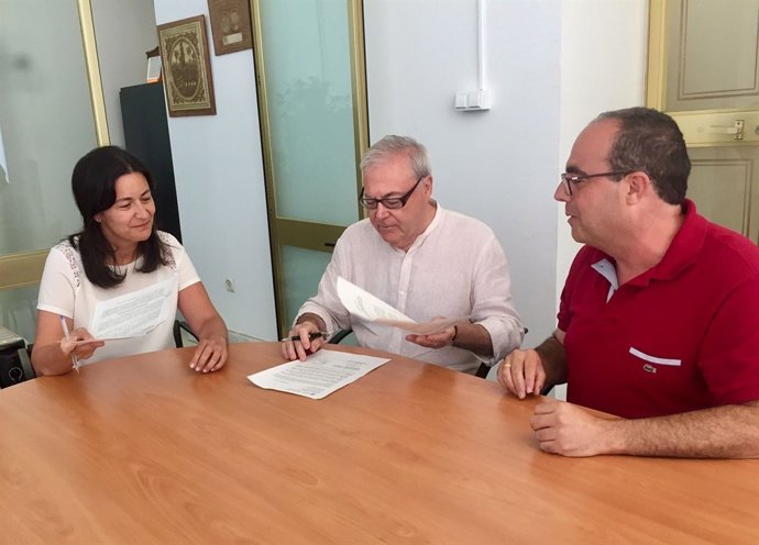 Firma del contrato del espectáculo nocturno del Alcázar