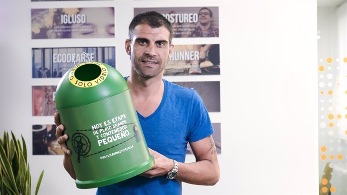 El exciclista Óscar Pereiro en una campaña de Ecovidrio 