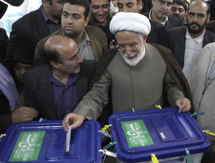 Mehdi Karrubi vota en las elecciones de 2009