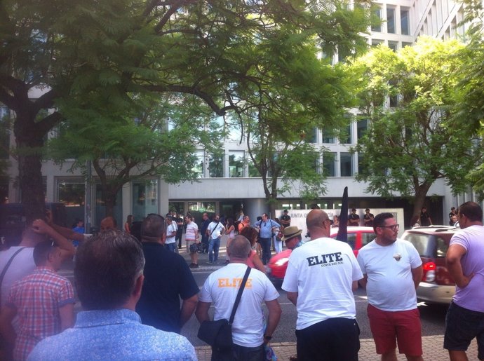 Protesta de taxistas de Málaga ante la Junta por el conflicto con Cabify