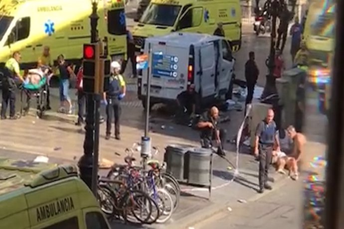 Una furgoneta arrolla a decenas de personas en Barcelona