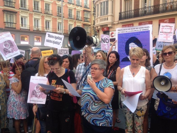 Concentración en apoyo a Juana Rivas en la plaza de Callao de Madrid