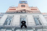 La sede del Gobierno regional luce un crespón negro como símbolo de solidaridad con Barcelona