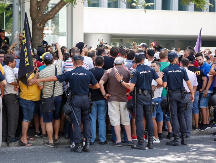 Protesta de taxistas de Málaga ante la Consejería de Fomento de la Junta