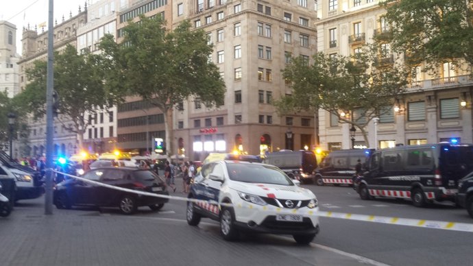 Dispositiu policial en plaça Catalunya