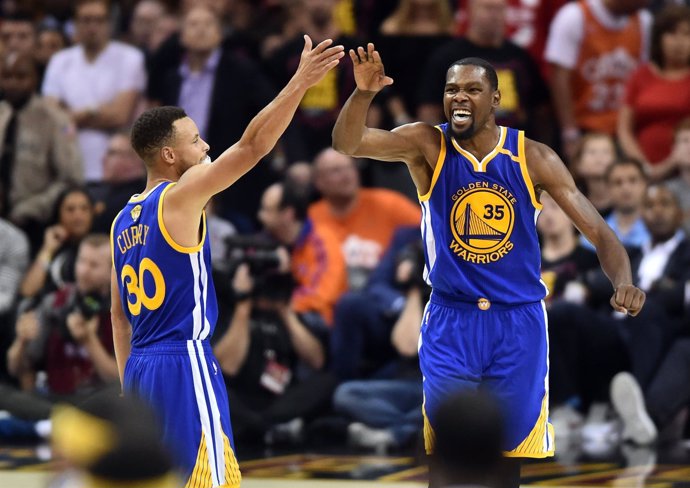 Durant y Curry celebran la victoria de Golden State Warriors