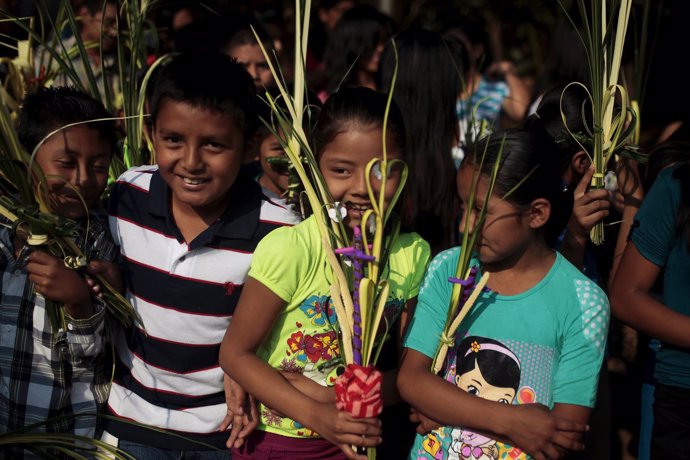 Varios niños juegan en Nahuizalco, en El Salvador.