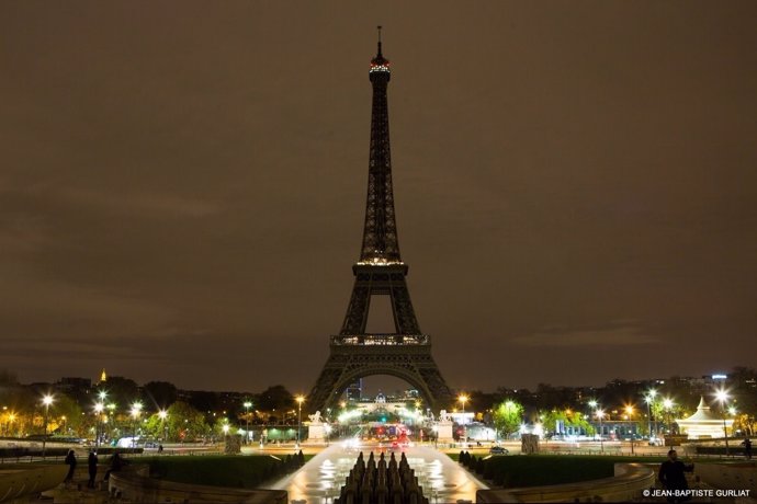 La Torre Eiffel de París, apagada por el atentado de Barcelona
