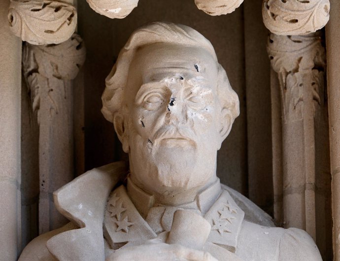 Imagen de la estatua del general Robert E. Lee en la Universidad de Duke.