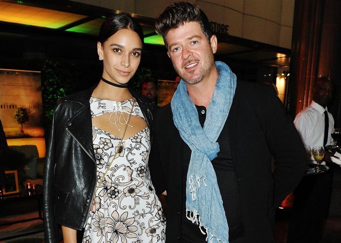 Robin Thicke y su novia, April Love Geary, esperan su primer hijo