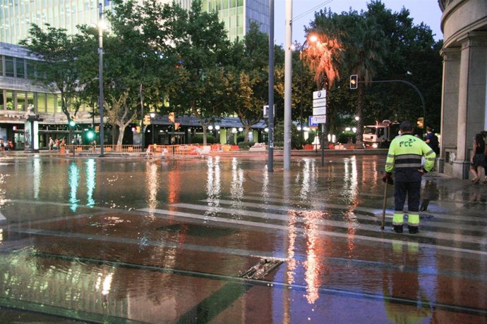 Plaza Paraíso cortada al tráfico por el reventón de un tubería de agua