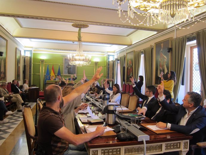 Pleno extraordinario del Ayuntamiento de Oviedo.            