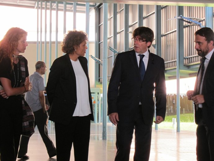 Carles Puigdemont i Dolors Montserrat visiten els ferits de l'atemptat