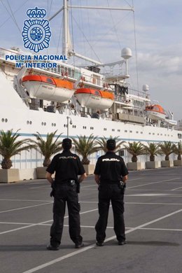Agentes de la Policía Nacional en el Puerto de Almería