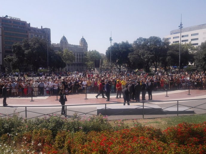 Homenatge a les víctimes de l'atemptat de la plaça de Catalunya