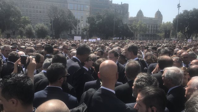 Puigdemont, Rajoy y el Rey en Plaça Catalunya