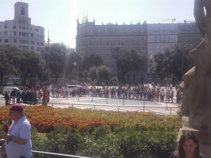 Homenatge a les víctimes de l'atemptat terrorista en Plaça Catalunya