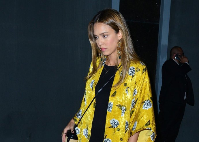 Jessica Alba lleva el perfecto look para una noche de verano