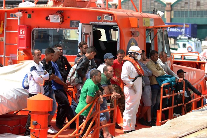 Rescatados de una patera llegan al puerto de Málaga