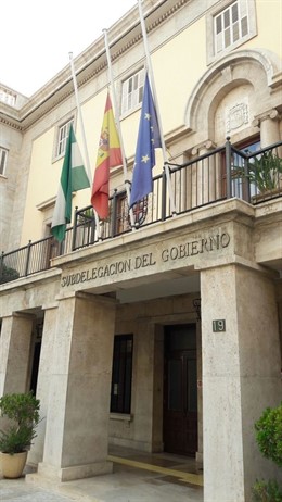 Sede de la Subdelegación del Gobierno en Almería con las banderas a media asta