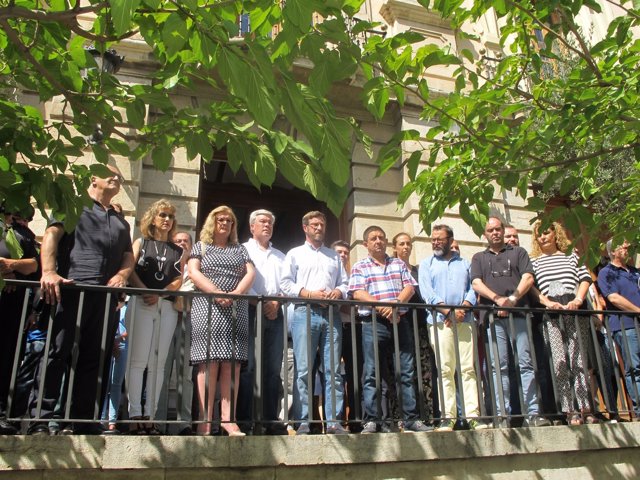 Minuto de silencio ante el Ayuntamiento de Jaén.