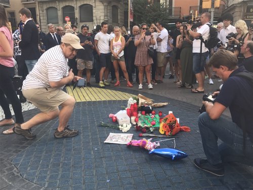 Homenaje a las víctimas en La Rambla de Barcelona