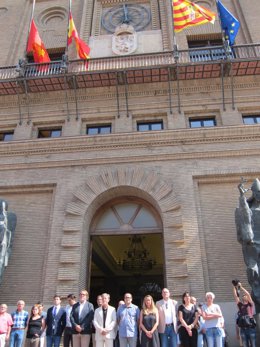 Concentración contra el atentado de Barcelona en el Ayuntamiento de Zaragoza