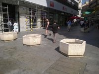 Instalan maceteros de grandes dimensiones en varias zonas peatonales de la Puerta del Sol