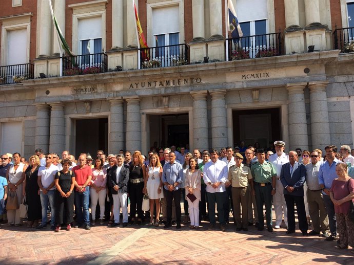 Caraballo participa en la concentración por los atentados en Cataluña. 