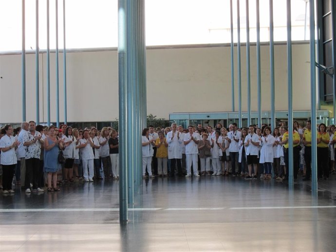 Minuto de silencio en el vestíbulo del Hospital del Mar         