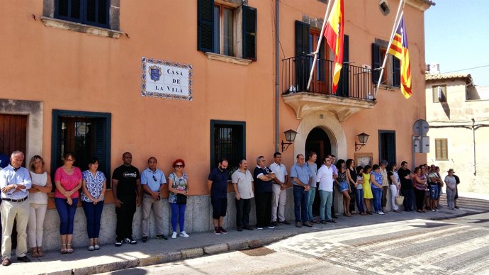 Minuto de silencio en los Ayuntamientos de Baleares en nombre de las víctimas 
