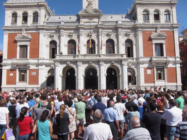 Concentración ante el Ayuntamiento de Valladolid