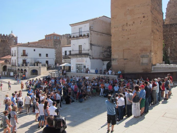 Minuto de silencio en Cáceres por las víctimas de los antentados de Cataluña 