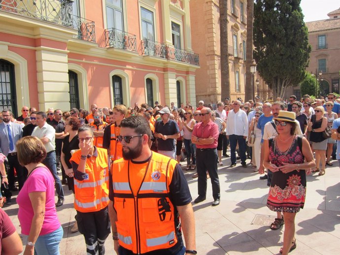 Más de un centenar de murcianos concentrados frente al Ayuntamiento de Murcia