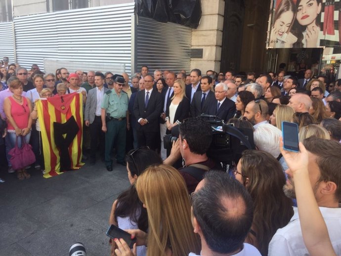 Minuto de silencio en la Puerta del Sol