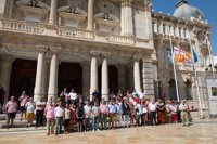 Silencio y banderas a media asta de Barcelona y Cambrils en el Ayuntamiento de Cartagena