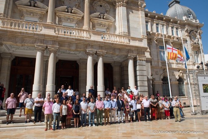 Silencio y banderas a media asta de Barcelona y Cambrils en Cartagena