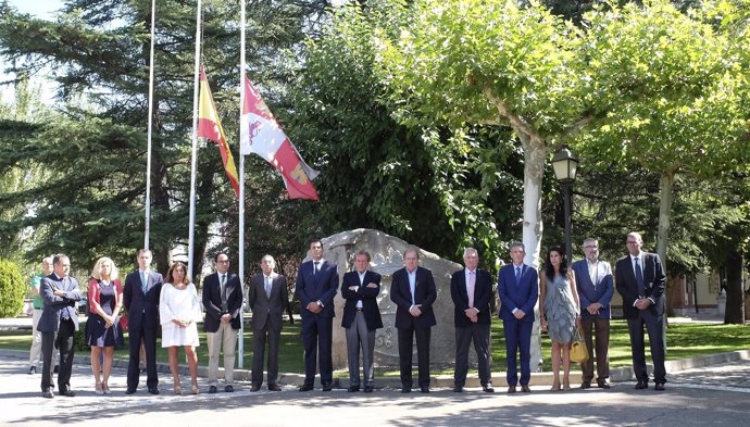 Minuto de silencio en la Junta de Castilla y León